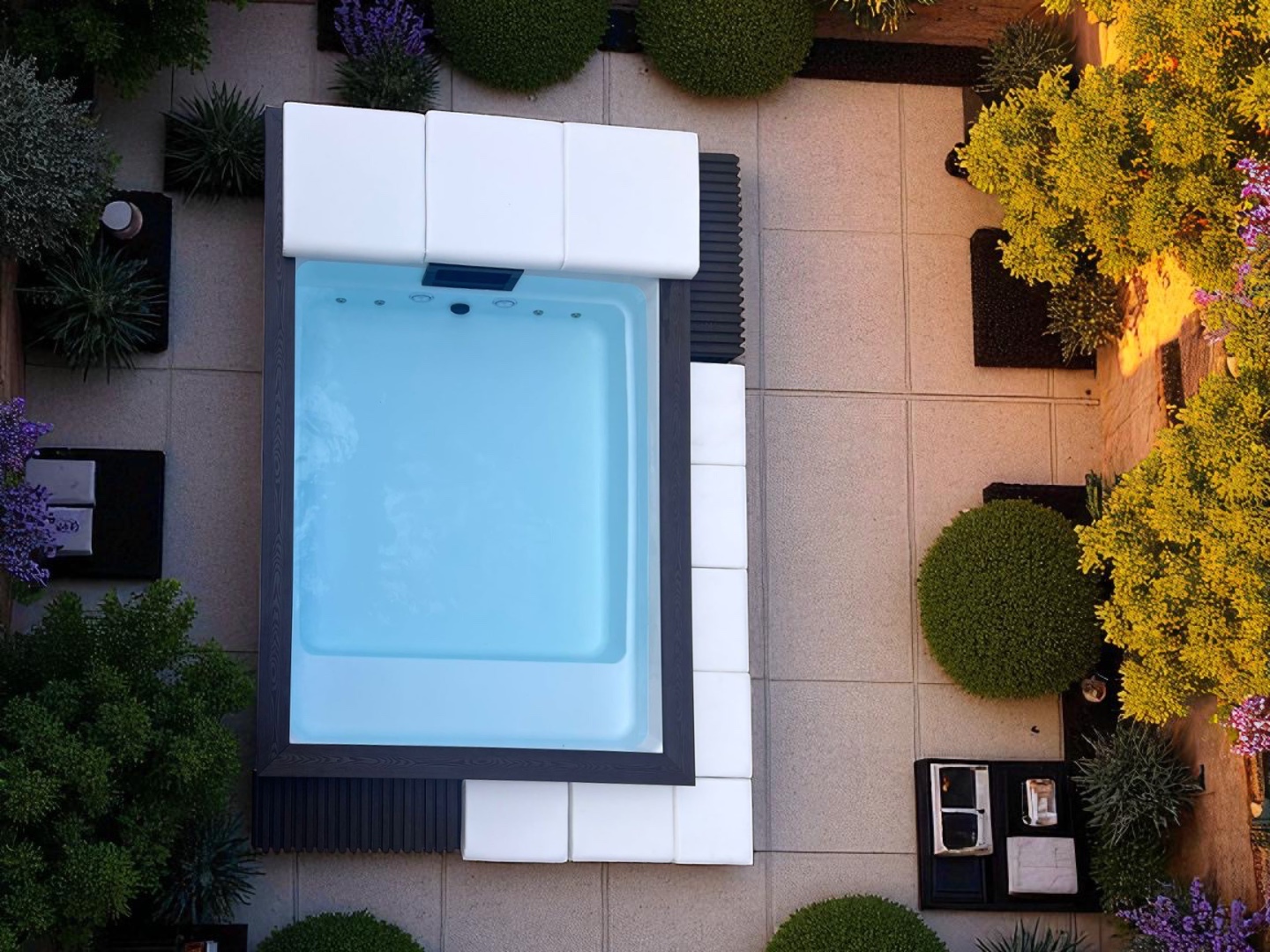 Whirlpool Mirage mediterraner Garten