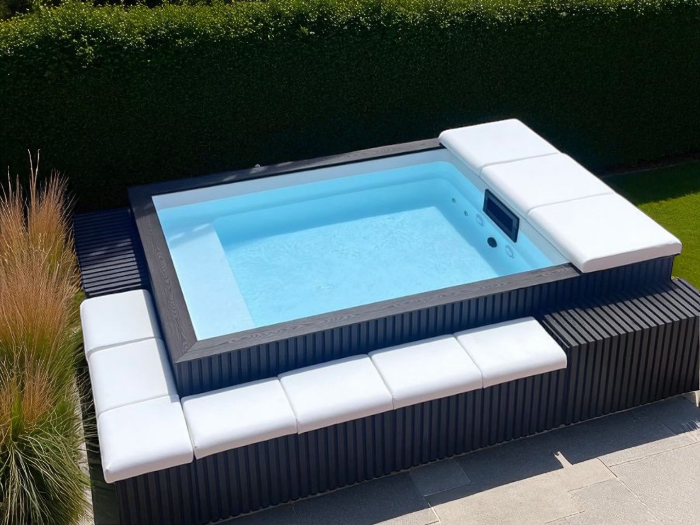 Outdoor Whirlpool Mirage 3 im Garten