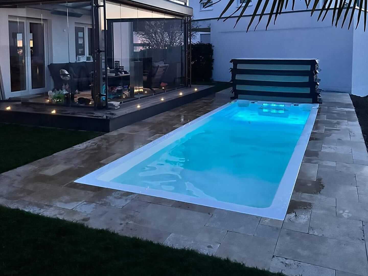 Swim Spa Compact 600 eingebaut mit Holzumrandung